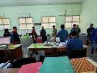 GELEDAH. Penyidik Kejati Sulsel menggeledah kantor Dinas Tanaman Pangan, Hortikultura dan Perkebunan Sulsel terkait dugaan korupsi proyek nanas di Barru.