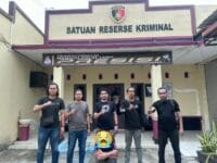 KDRT. Polisi mengamankan tersangka kekerasan dalam rumah tangga (KDRT) di Kabupaten Bantaeng. Tersangka mencekik dan membanting istrinya hanya karena persoalan uang Rp50 ribu.