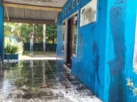 TEROR. Kantor Lurah Ballocci Baru, Kabupaten Pangkep dilumuri oli dan kotoran sapi oleh orang yang tidak dikenal.