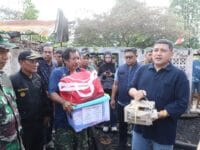 Wali Kota Makassar, Munafri Arifuddin saat memberikan bantuan terhadap korban kebakaran di Kecamatan Tallo.