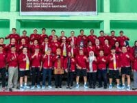 MERAH. Prof Farida Patittingi saat melepas kontingen UNM ke LPTK Cup yang akan berlaga di Medan.