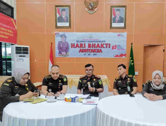 HENTIKAN PERKARA. Kepala Kejaksaan Negeri Bantaeng, Satria Abadi saat menjelaskan penghentian penyelidikan dugaan korupsi rumah dinas pimpinan DPRD periode 2014-2019, pada Juli 2024 lalu.