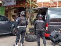 JAGA. Polisi berjaga dan menyisir lokasi ledakan di SMAN 72 Jakarta Utara, Jumat, 11 November 2025.