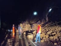 BENCANA. Longsor yang terjadi di jalan poros Palopo-Bastem menyebabkan sejumlah pengendara terjebak dan harus menginap di jalanan.