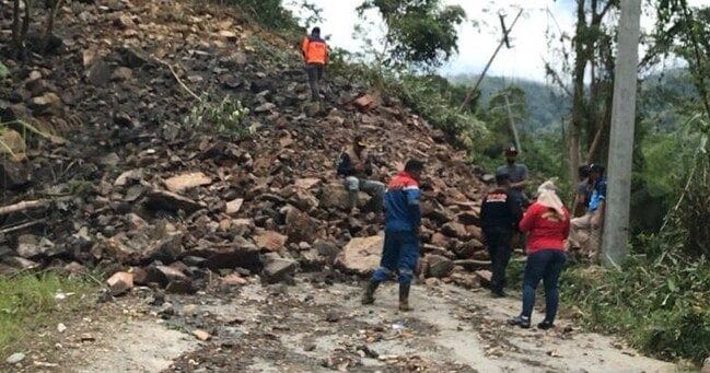 LONGSOR. material longsor menutup jalan poros Bastem-Palopo.