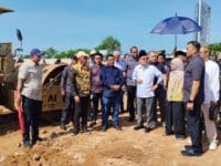 LAHAN. Mantan Wapres RI, Jusuf Kalla saat meninjau lahan milikinya yang kini dalam sengketa.