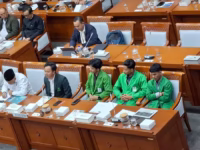 Mahasiswa UIN Alauddin Makassar saat ikut dalam rapat dengar pendapat di Komisi VII DPR RI.