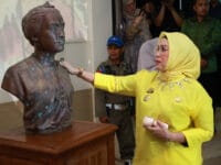 BUDAYA. Bupati Barru melihat patung Colliq Pujie di Musem Budaya Barru, Minggu, 23 November 2025 malam.