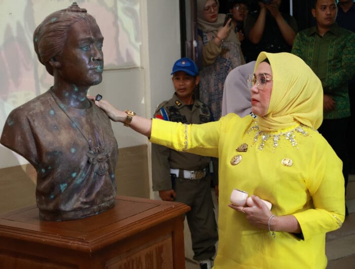 BUDAYA. Bupati Barru melihat patung Colliq Pujie di Musem Budaya Barru, Minggu, 23 November 2025 malam.