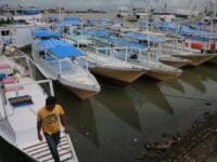 Kapal nelayan di Bulukumba yang menambatkan kapalnya.