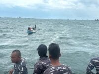 EVAKUASI. KRI Hiu menyelamatkan 9 warga yang mengalami mati mesin kapal di selat Makassar.