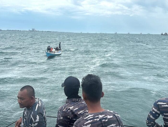 EVAKUASI. KRI Hiu menyelamatkan 9 warga yang mengalami mati mesin kapal di selat Makassar.