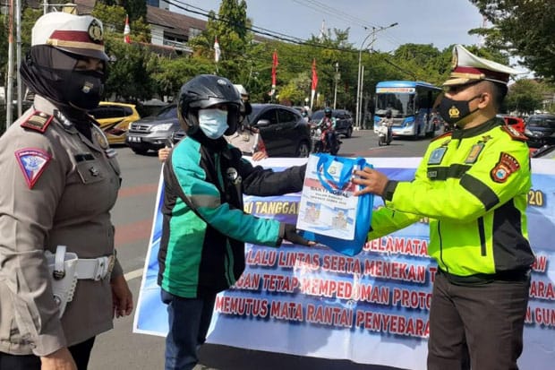 PROFESIONAL. Jajaran Polrestabes Makassar membagikan sembako kepada pengendara pada operasi Zebra 2024 lalu.