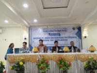 LINGKUNGAN. Sejumlah pejabat PT Conch saat menggelar diskusi publik bersama Forum Lembaga dan Media Lokal Barru di Hotel Yutefa Barru, Sulawesi Selatan pada Kamis, (13/11/25)