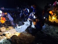 EVAKUASI. Tim gabungan SAR mengevakuasi jenazah Pelajar SMK Pelayaran Barru yang tenggelam di sungai.