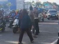 MENGAMUK. Potongan gambar yang viral saat seorang pengendara motor mencoba memukul polisi yang bertugas di Kabupaten Maros.