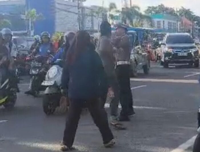 MENGAMUK. Potongan gambar yang viral saat seorang pengendara motor mencoba memukul polisi yang bertugas di Kabupaten Maros.