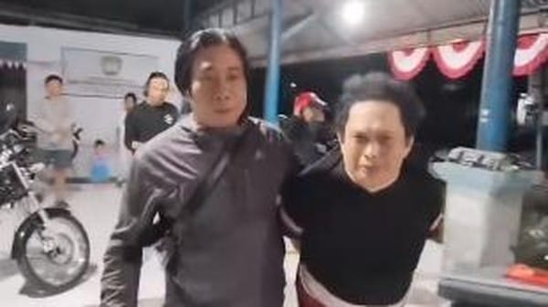 PENIPU. Polisi mengamankan seorang pria yang diduga terlibat dalam tindak pidana penipuan di Gowa.