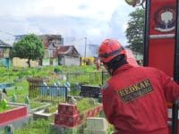 SIAGA. Petugas Damkar bersiaga saat perang kelompok di Kawasan Pekuburan Beroangin, kecamatan tallo. Sebanyak 7 rumah dibakar dalam kejadian ini.