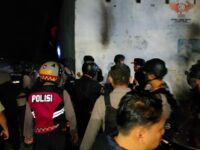 PERANG LAGI. Perang kelompok kembali terjadi di Kecamatan Tallo, Makassar. Perang kelompok ini terjadi lagi, padahal sudah didamaikan oleh kepolisian.