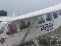 MENDARAT. Sebuah pesawat GA8 Airvan milik BRO Skydive Indonesia mendarat darurat di area persawahan di Karawang, jumat, 21 November 2025.