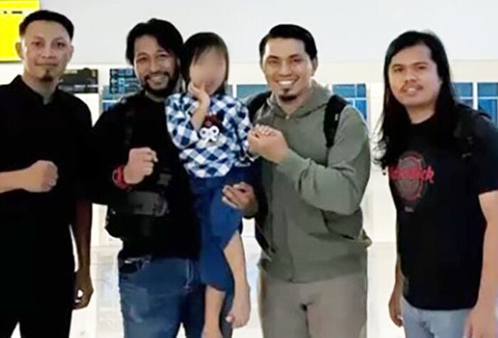 SELAMAT. Empat polisi yang menyelamatkan Bilqis Ramdhani (4) kini banjir pujian dan penghargaan dari banyak orang.