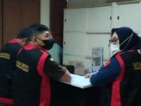 BUKTI. Kejaksaan Tinggi Sulsel menggeledah sejumlah ruangan di Pemprov Sulsel mencari bukti dugaan korupsi proyek nanas di Kabupaten Barru.