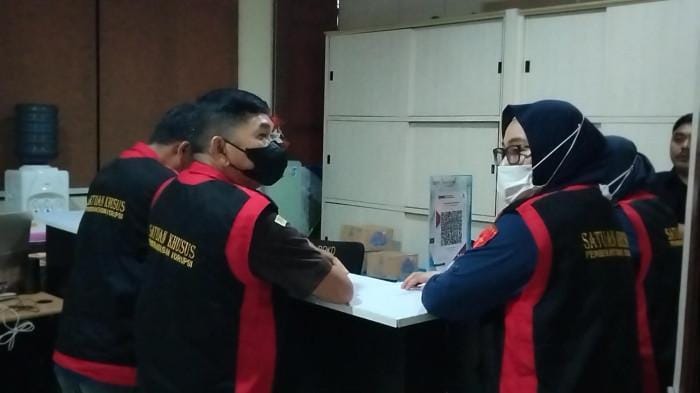 BUKTI. Kejaksaan Tinggi Sulsel menggeledah sejumlah ruangan di Pemprov Sulsel mencari bukti dugaan korupsi proyek nanas di Kabupaten Barru.