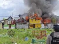 HANGUS. Sederetan rumah terbakar akibat perang kelompok di kawasan pekuburan Beroanging, Kecamatan Tallo, Kota Makassar, Selasa, 18 November 2025, siang ini.