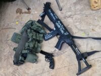 TEROR. Dua pucuk senjata api ditemukan di sekitar lokasi ledakan di SMA 72 Kelapa Gading, Jakarta Utara, Jumat, 7 November 2025.