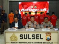 PENJARA. Polisi mengamankan enam tersangka perusak dan pembakar rumah saat perang kelompok di Sapiria dan Borta, Kecamatan Tallo, Makassar.