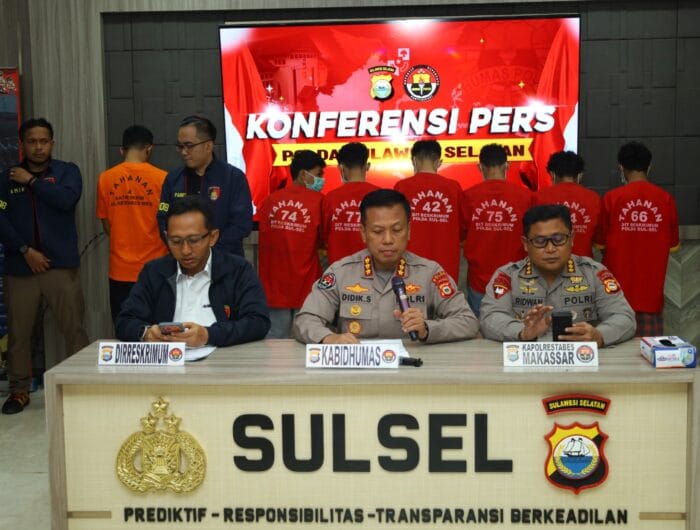 PENJARA. Polisi mengamankan enam tersangka perusak dan pembakar rumah saat perang kelompok di Sapiria dan Borta, Kecamatan Tallo, Makassar.