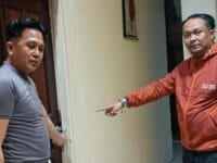 OBAT KUAT. Polisi memperlihatkan kamar wisma tempat pria asal Maros berinisial N (54) ditemukan tewas.
