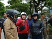 BLUSUKAN. Bupati Gowa, Sitti Husniah Talenrang saat mendatangi sejumlah daerah di Gowa untuk bertemu masyrakatnya. Dia mengendarai sepeda motor untuk mendatangi daerah itu.