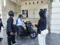 MUDIK. Bupati Gowa, Sitti Husniah Talenrang mudik naik motor ke kampung halamannya di Kecamatan Bontonompo, Gowa.