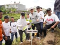 PRODUKTIF. Bupati Gowa, Sitti Husniah Talenrang saat menanam 170 bibit sukun di kawasan Inspeksi Kanal Tombolo, Gowa.