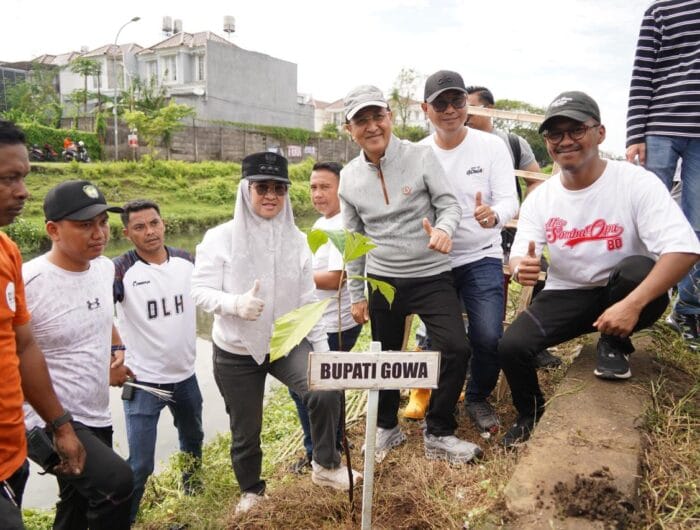 PRODUKTIF. Bupati Gowa, Sitti Husniah Talenrang saat menanam 170 bibit sukun di kawasan Inspeksi Kanal Tombolo, Gowa.
