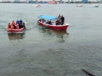 EVAKUASI. Tim Basarnas Makassar bersama Polairud dan aparat kepolisian melakukan evakuasi terhadap sesosok mayat tanpa identitas di pesisir pulai Laelae, makassar, Jumat, 14 November, siang ini.