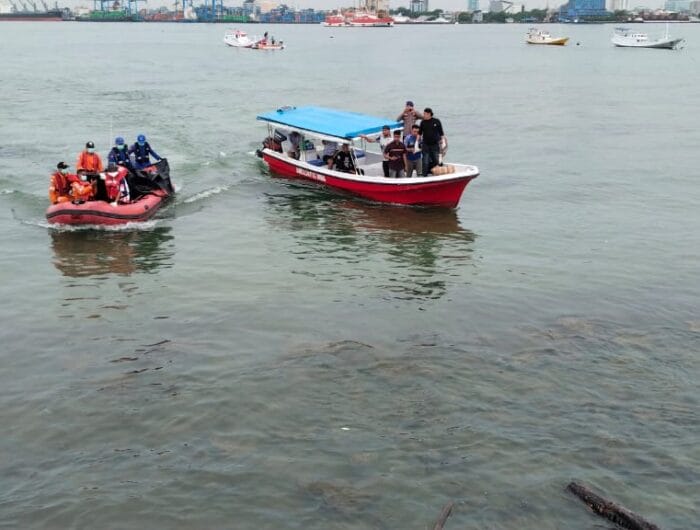 EVAKUASI. Tim Basarnas Makassar bersama Polairud dan aparat kepolisian melakukan evakuasi terhadap sesosok mayat tanpa identitas di pesisir pulai Laelae, makassar, Jumat, 14 November, siang ini.