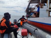 PENCARIAN. Tim SAR melakukan koordinasi dengan kapal nelayan saat pencarian korban tenggelam di perairan laut Bantaeng-Jeneponto, Minggu, 16 November 2025.