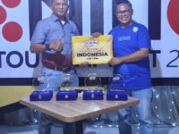 JUARA. Andi Baso Ryadi Mappasulle yang juga merupakan ketua PORDI Sulsel saat menerima gelar sebagai juara internasional dalam ajang Domino Akbar di Jakarta.
