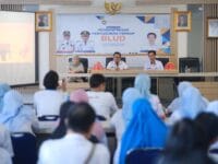 LAYANAN UMUM. Wakil Bupati Gowa, Darmawangsyah Muin saat menghadiri pertemuan Percepatan BLUD RSUD Syekh Yusuf dan Puskesmas Tingkat Kabupaten Gowa di Aula Dinas Kesehatan Gowa, Rabu (19/11).