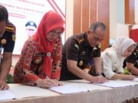PIDANA SOSIAL. Bupati Gowa, Sitti Husniah Talenrang menghadiri dan melakukan penandatanganan Nota Kesepahaman antara Kejaksaan Tinggi Sulawesi Selatan dan Pemerintah Provinsi Sulawesi Selatan, serta Perjanjian Kerja Sama antara Kejaksaan Negeri kabupaten/kota dengan 24 pemerintah daerah se-Sulawesi Selatan Terkait Penerapan Pidana Kerja Sosial bagi Pelaku Tindak Pidana Ringan di Wilayah Provinsi Sulsel, di Baruga Asta Cita Rujab Gubernur Sulsel, Kamis (20/11).