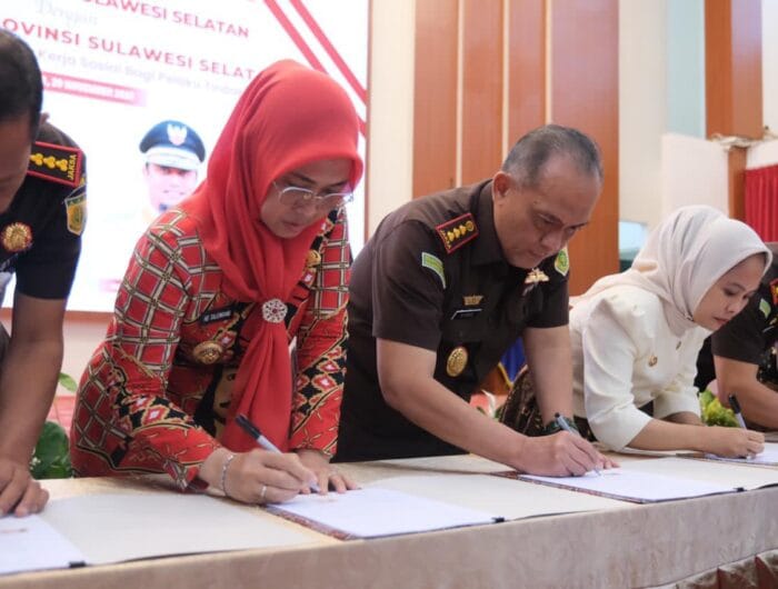 PIDANA SOSIAL. Bupati Gowa, Sitti Husniah Talenrang menghadiri dan melakukan penandatanganan Nota Kesepahaman antara Kejaksaan Tinggi Sulawesi Selatan dan Pemerintah Provinsi Sulawesi Selatan, serta Perjanjian Kerja Sama antara Kejaksaan Negeri kabupaten/kota dengan 24 pemerintah daerah se-Sulawesi Selatan Terkait Penerapan Pidana Kerja Sosial bagi Pelaku Tindak Pidana Ringan di Wilayah Provinsi Sulsel, di Baruga Asta Cita Rujab Gubernur Sulsel, Kamis (20/11).