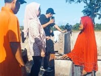 BENCANA. Bupati Gowa, Sitti Husniah Talenrang saat menemui Daeng Bollo yang rumahnya baru saja tertimpa bencana kebakaran di Desa Panakkukang, Kecamatan Pallangga, Gowa, Sabtu, 22 November 2025.