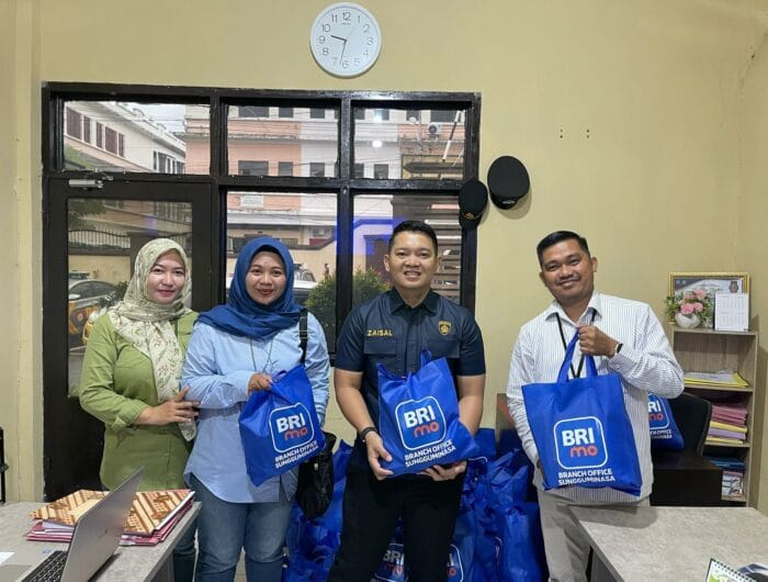 PAKET SEMBAKO. Bank BRI Sungguminasa bekerja sama dengan Polres Gowa menyalurkan paket sembako untuk masyarakat yang membutuhkan di Gowa.