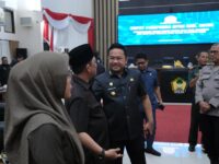 PELAYANAN PUBLIK. Wakil Bupati Gowa, Darmawangsyah Muin saat menghadiri rapat paripurna DPRD Gowa.