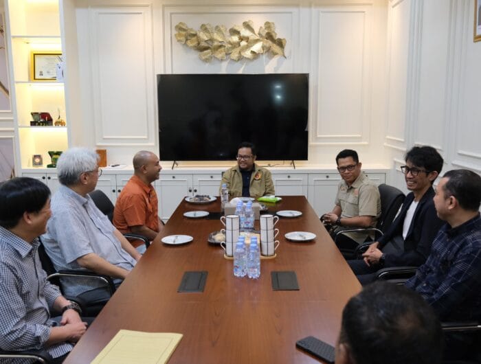 PELUANG. Wakil Bupati Gowa, Darmawangsyah Muin saat menerima sejumlah pimpinan LPK SHIN di Rujab Wabup Gowa.