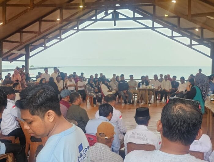 RELAWAN. Simpul relawan pemenangan Bupati Gowa, Sitti Husniah Talenrang berkumpul bersama di Pantai Bosowa Makassar.