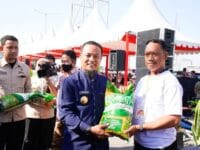 GRATIS. Gubernur Sulsel, Andi Sudirman Sulaiman menyerahkan secara simbolis bantuan 5 ton bibit gratis kepada 10 ribu kelompok tani di Sulsel, Minggu, 16 November 2025.